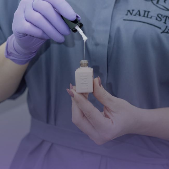 Nageldesignerin bei der Arbeit