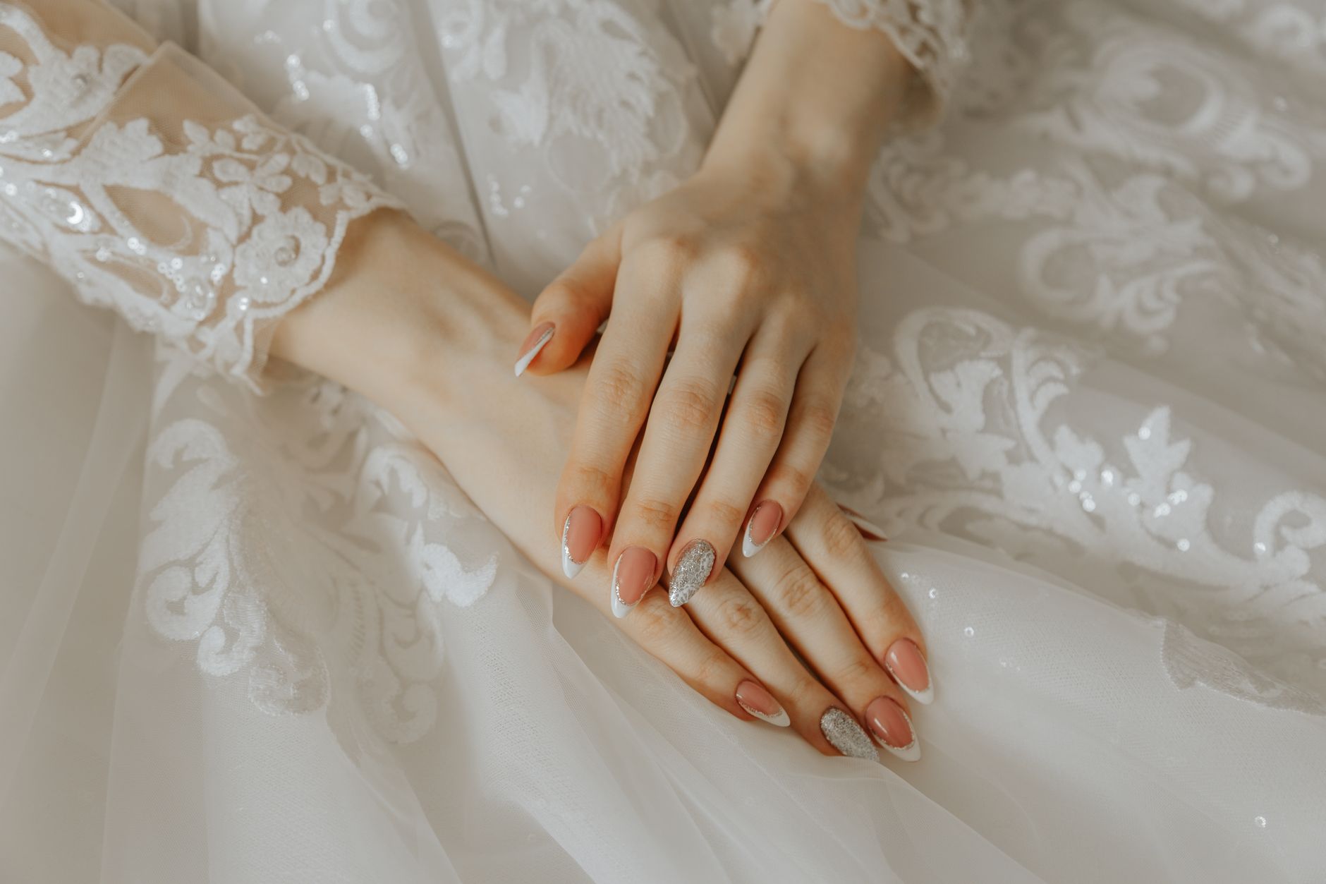 Gepflegte Hände mit elegantem Nageldesign